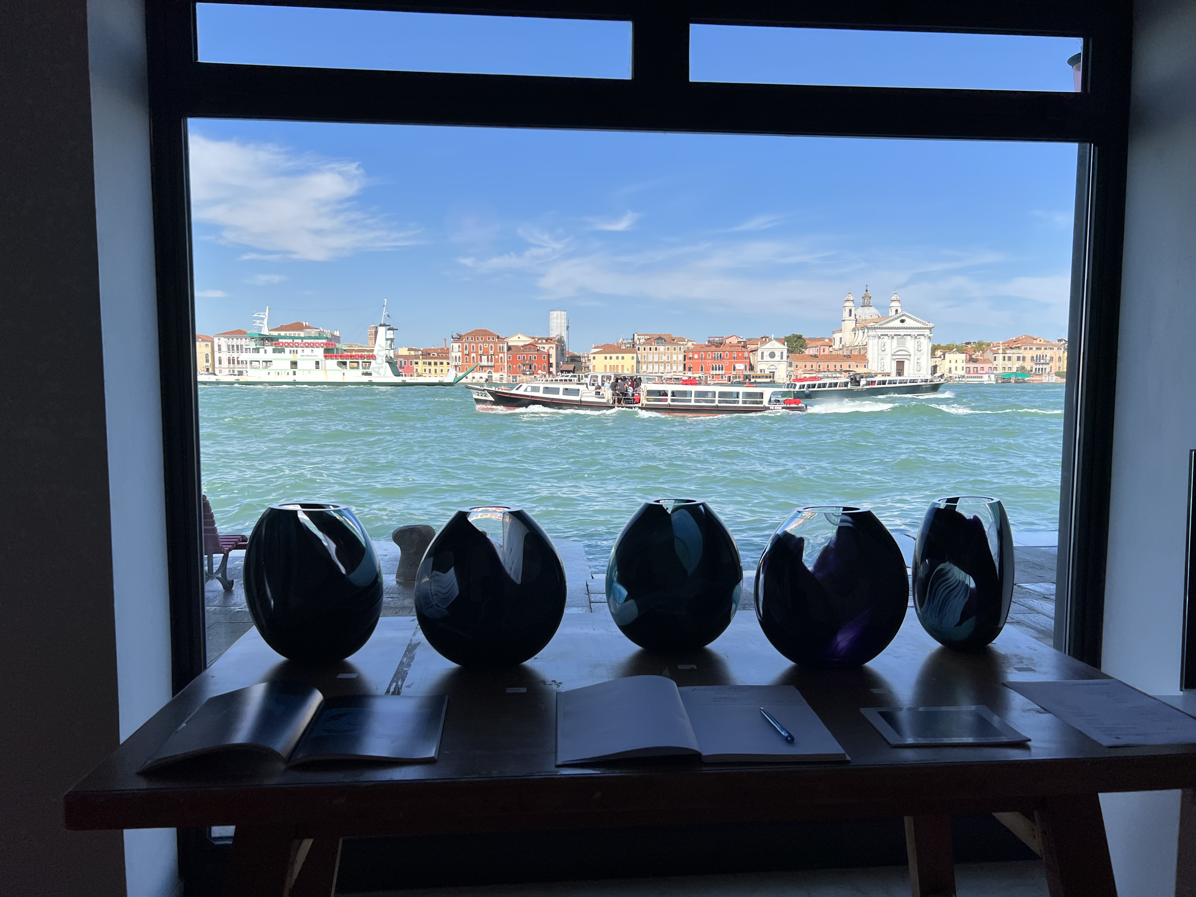 Les 5 vases Linea d'Onda réunis Wave Murano Glass par Kitty Holley