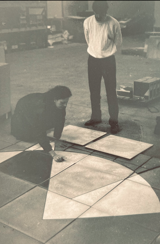Kitty Holley vérifiant l'assemblage des carreaux découpés au laser Photo Gilles de Obaldia