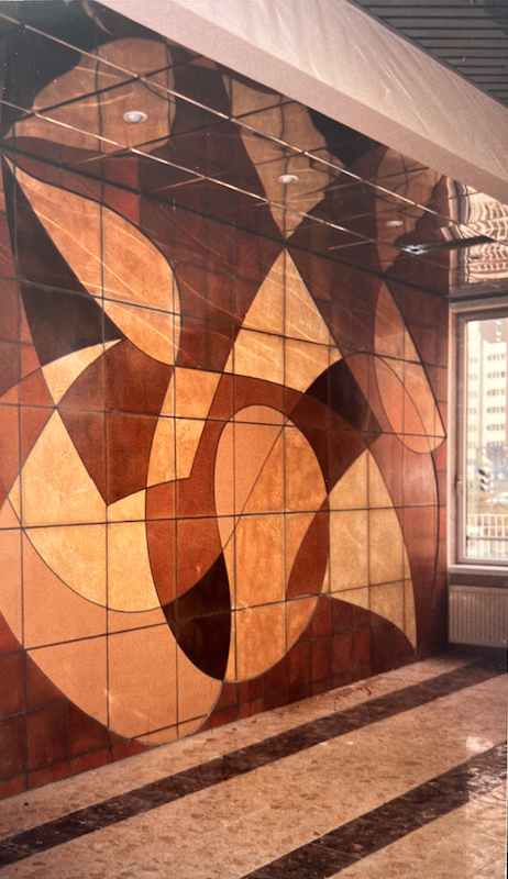 Mur de la CPAM de Bobigny avec reflets plafond et sol