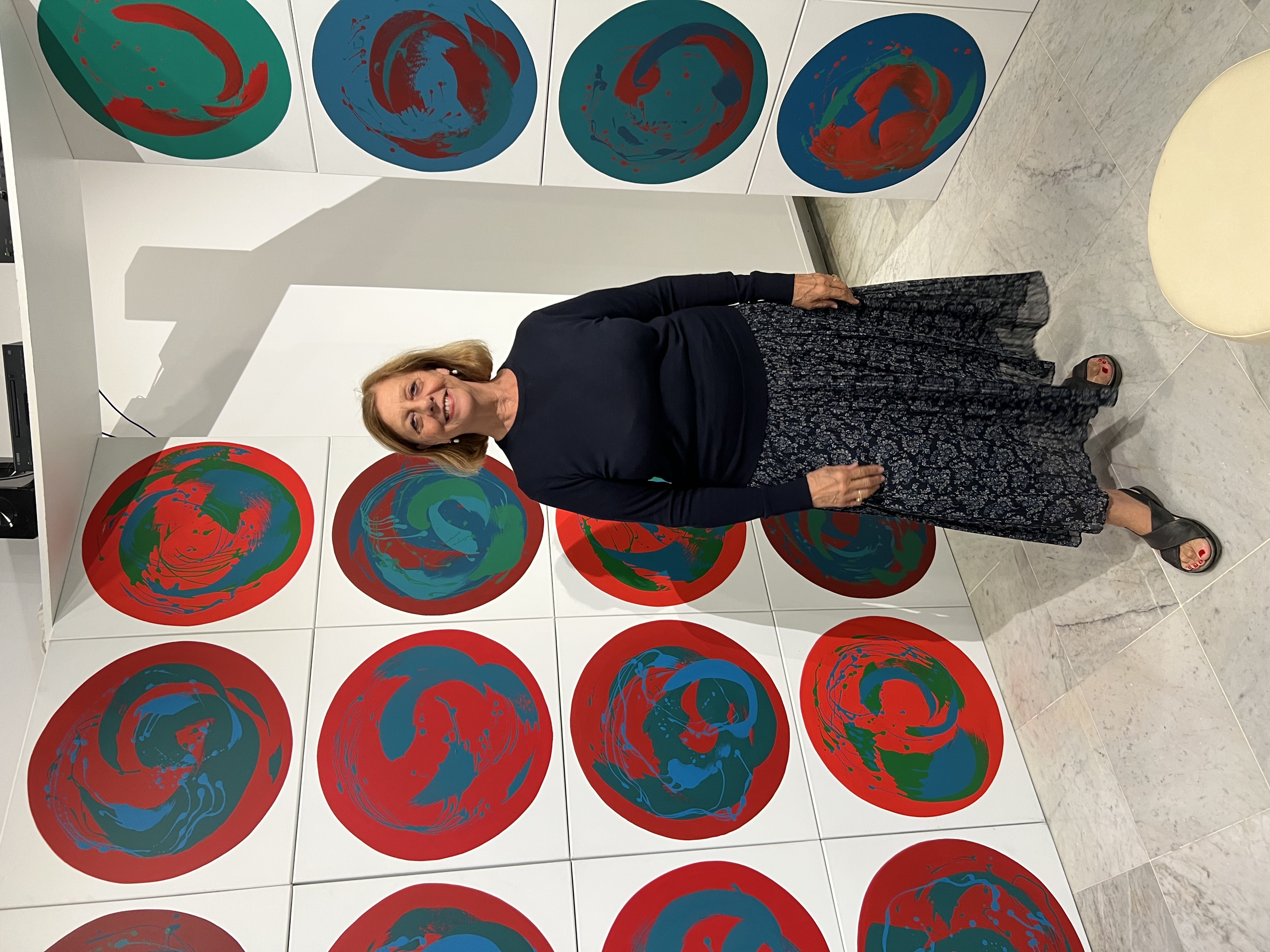 Kitty Holley au cœur de l'installation Clusters