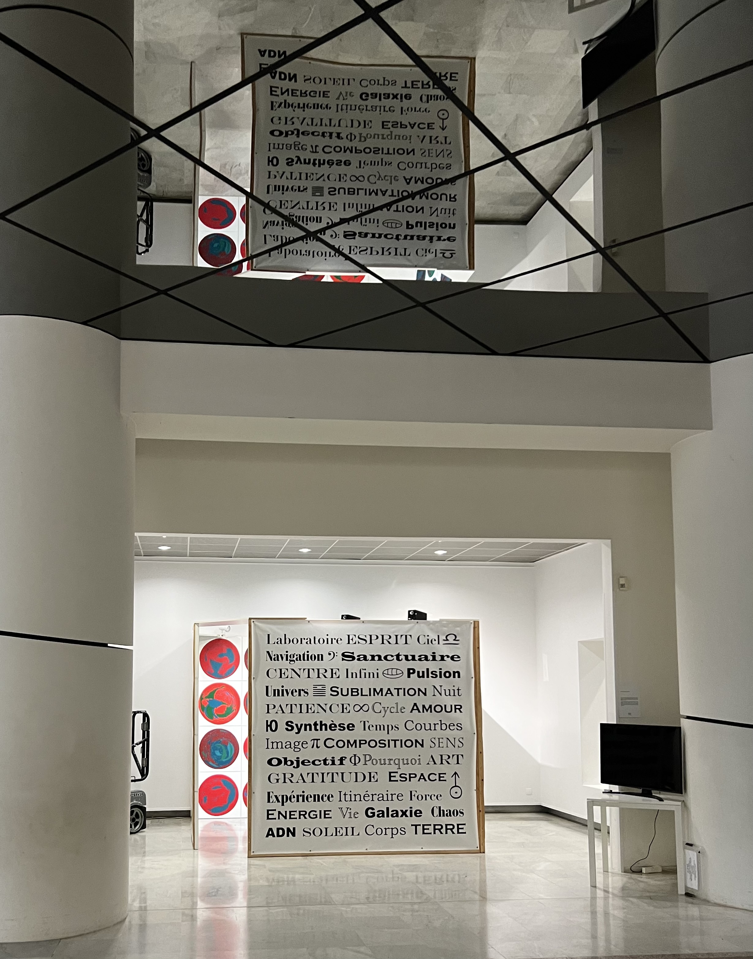 Installation Clusters dans l'atrium avec reflets au plafond