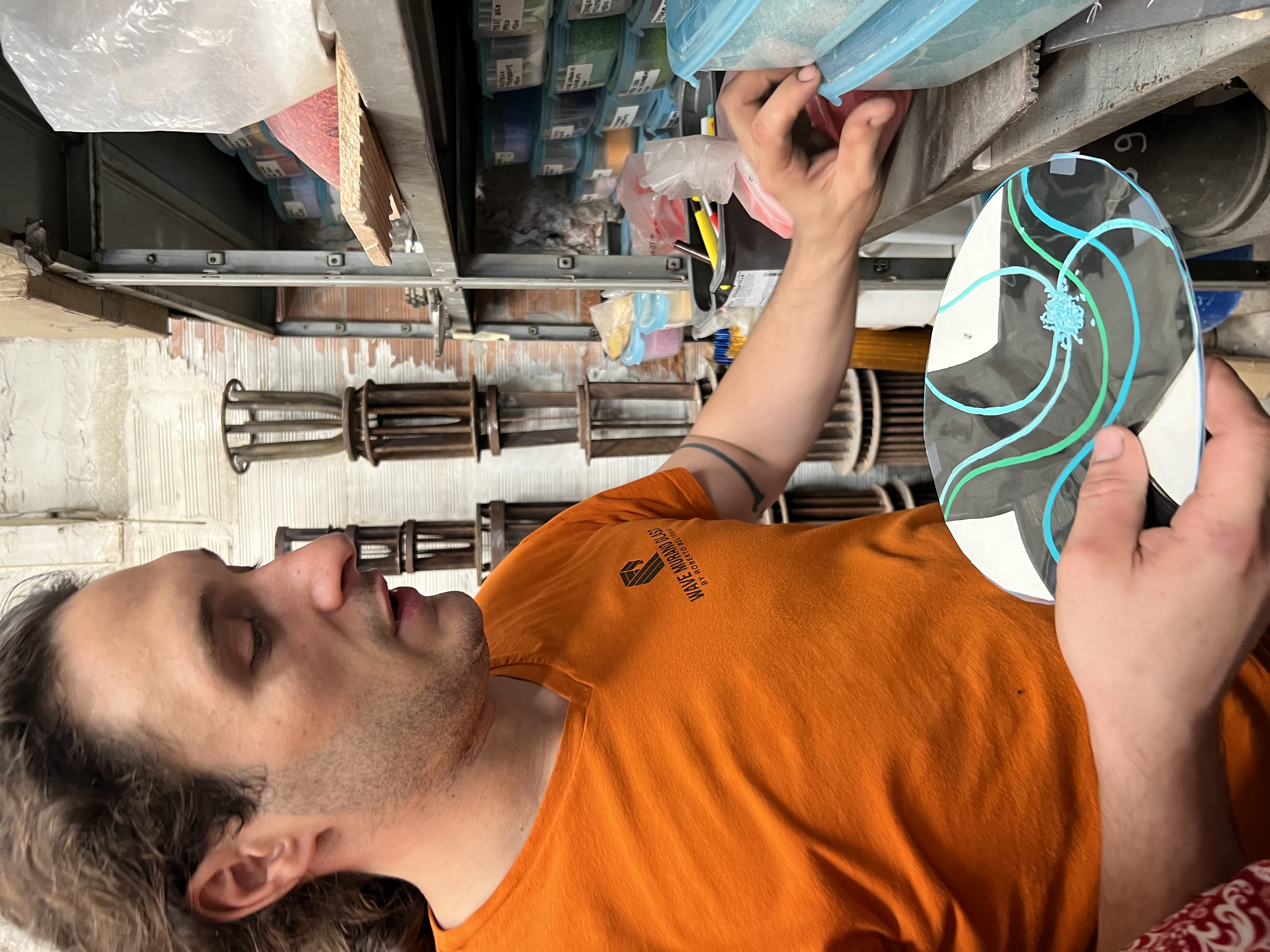 Maître verrier au travail chez Wave Murano Glass Façonnage de la paraison