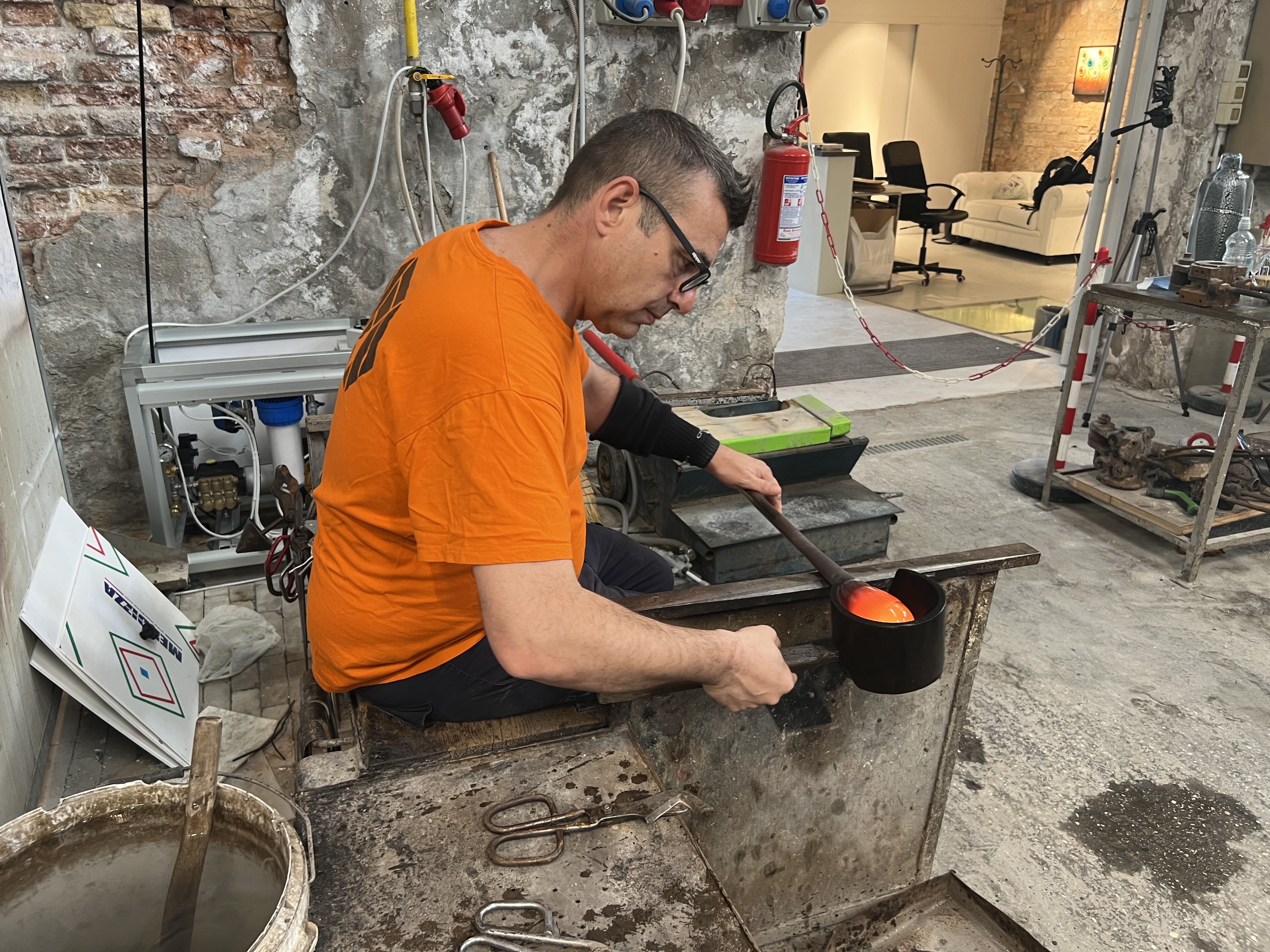 Maître verrier étirant la matière Wave Murano Glass