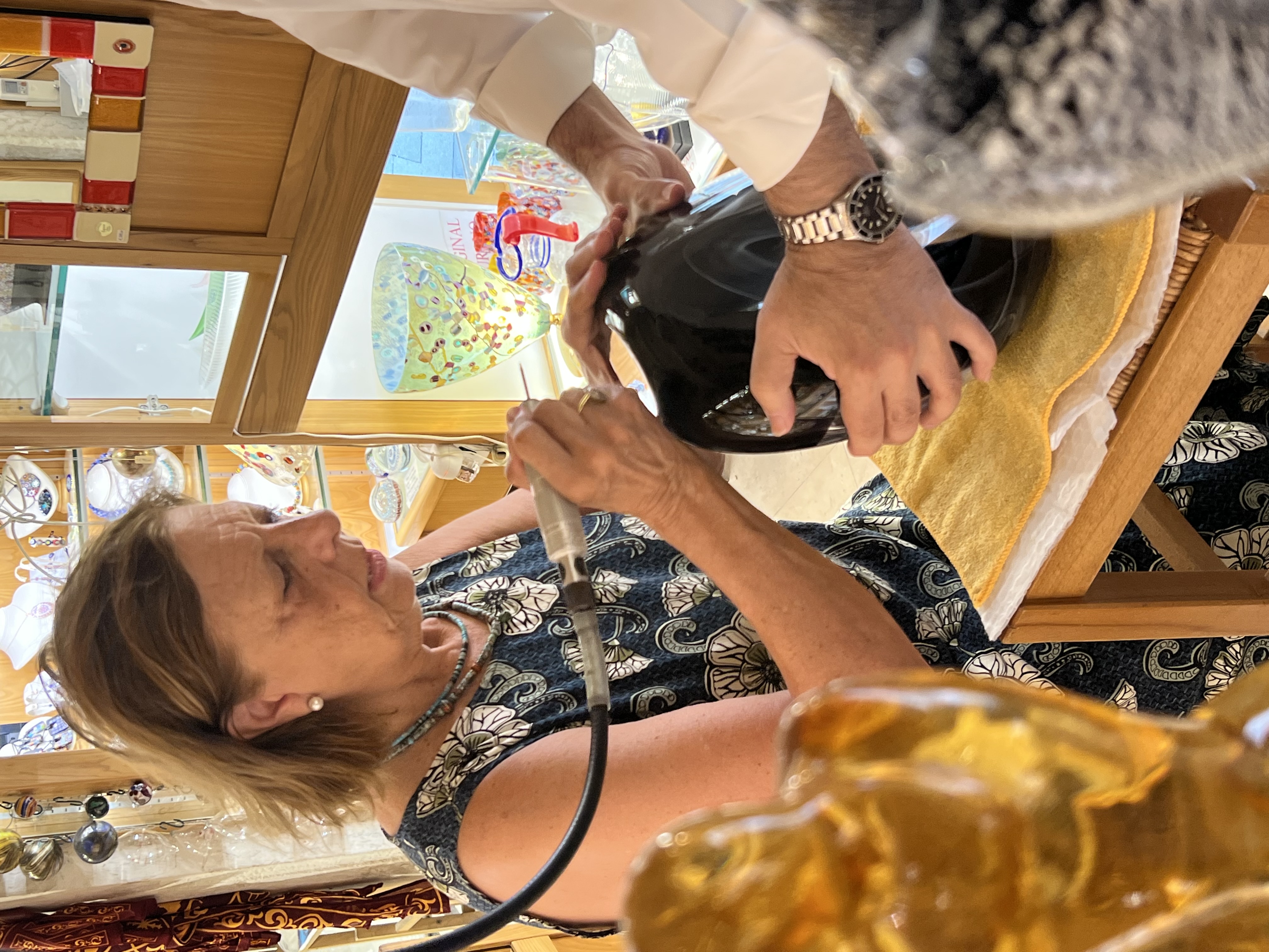Kitty Holley signant les vases en verre de Murano