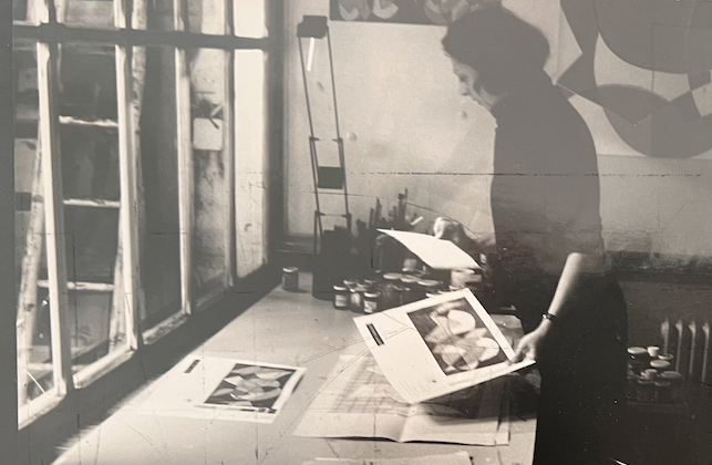 Kitty Holley à l'atelier, études et cartons pour fresques murales