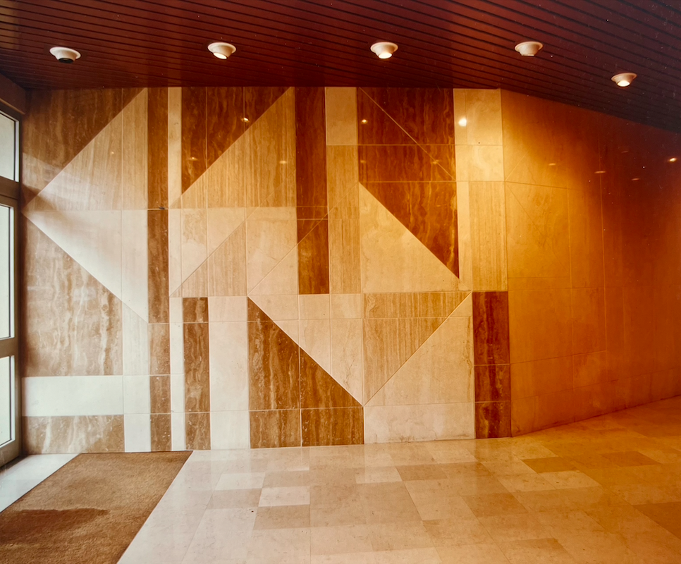 Composition murale géométrique en marbre Kremlin-Bicêtre 1986